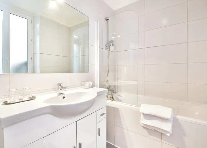 ホテル Du Vieux Port Saint-Raphaël